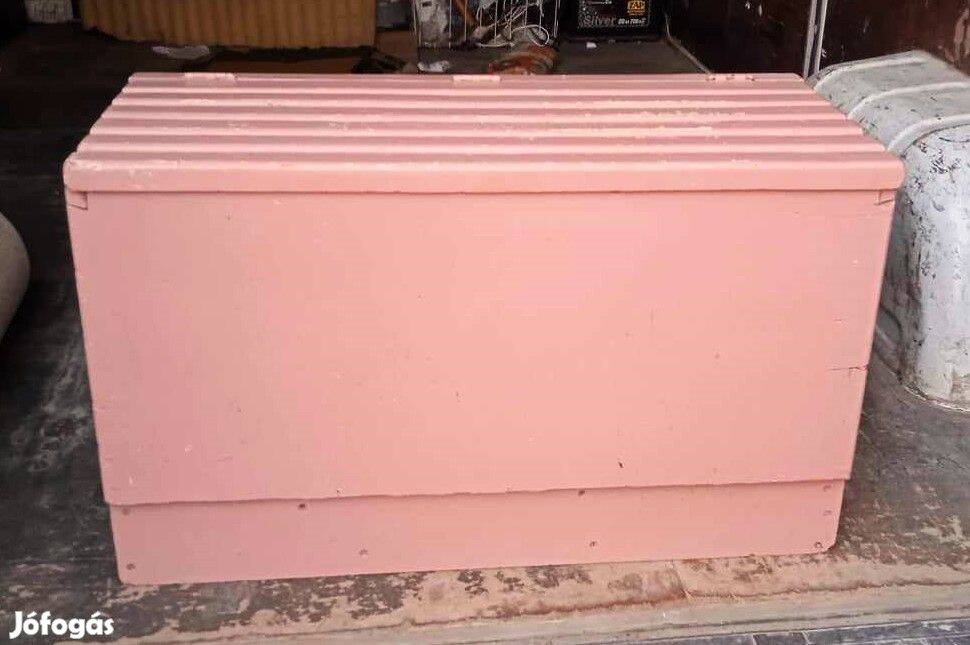 Régi retro fa tároló láda rácsos tetővel