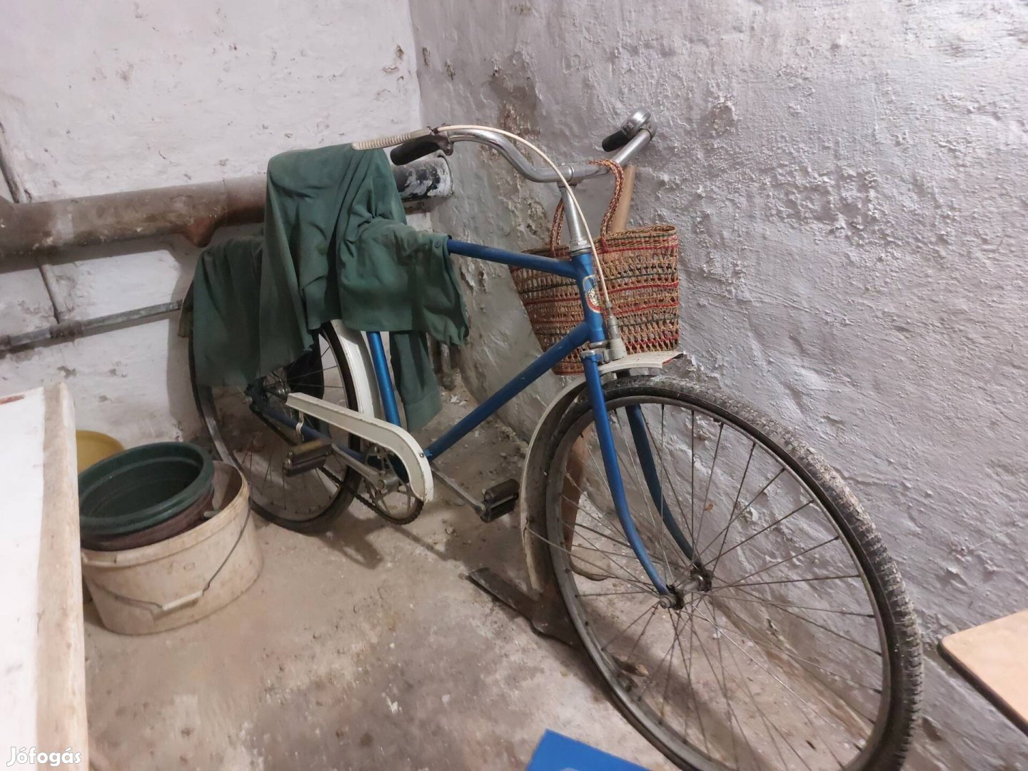 Régi retró női kerékpár kosárral