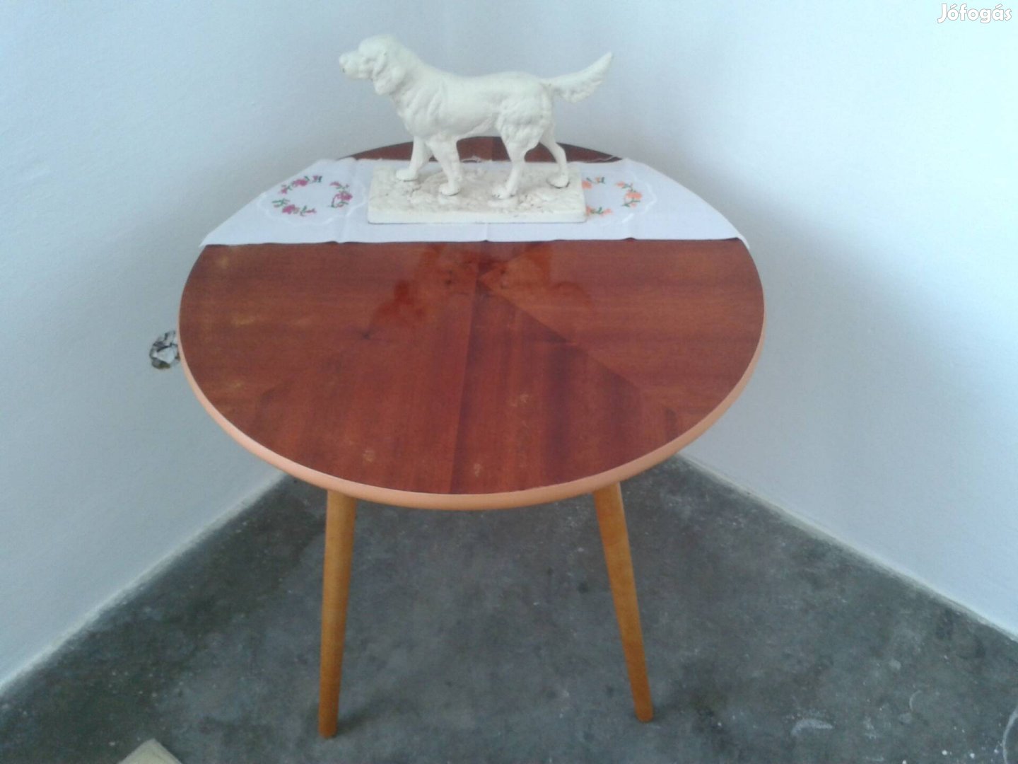 Régi retro politúros kör TV dohányzó asztal lábakkal