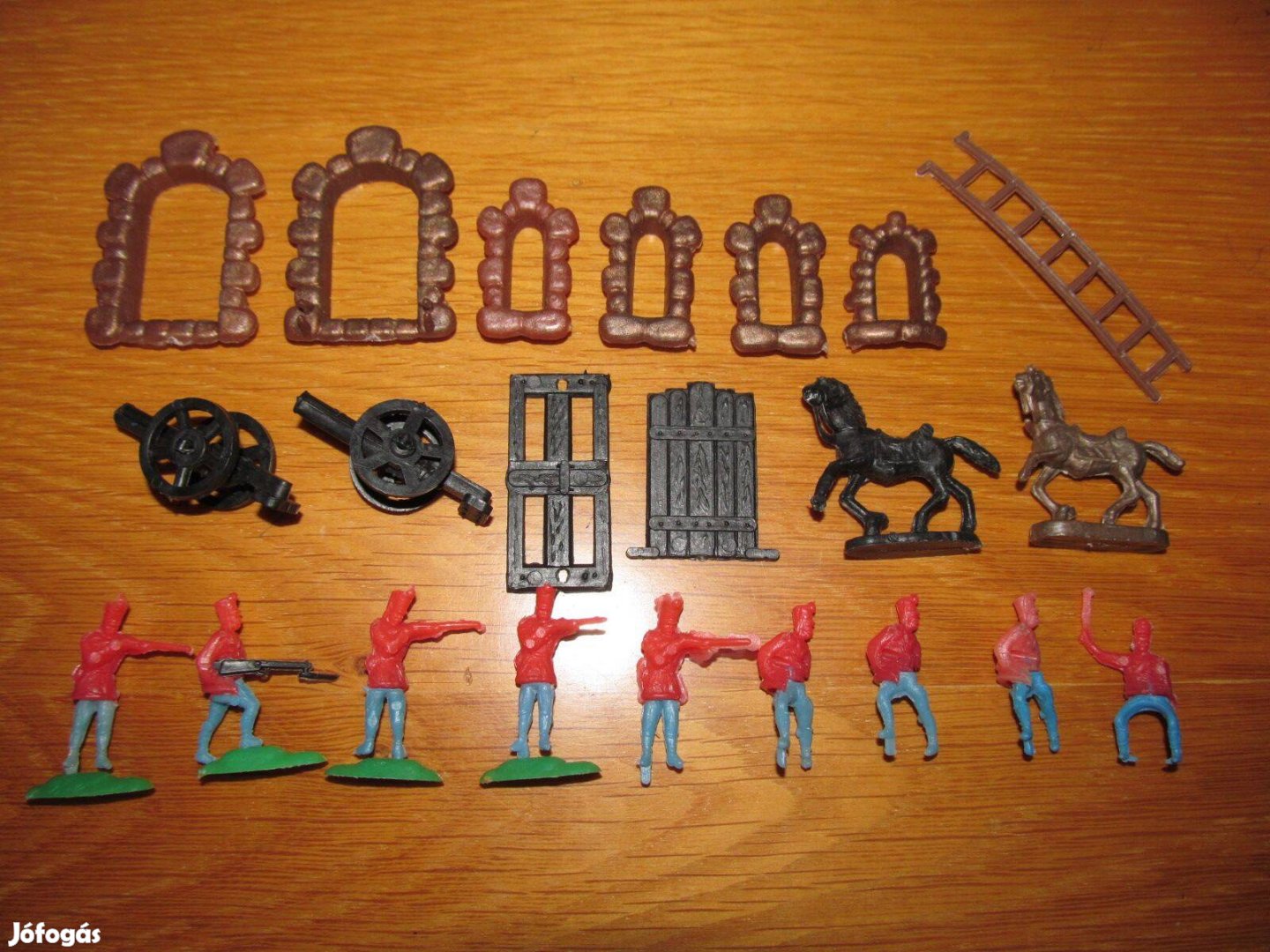 Régi retró trafikárú Komáromi erőd katonái, ágyúi, vár