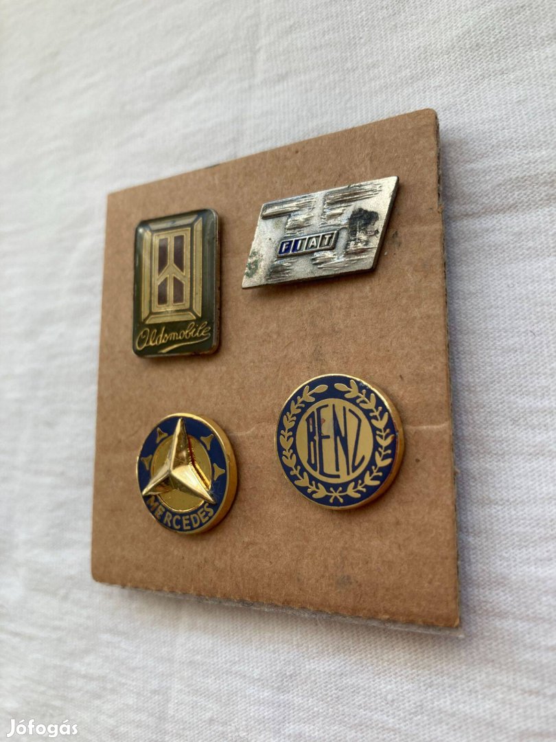 Régi retró trafikáru autós kitűző Fiat Oldsmobile Mercedes