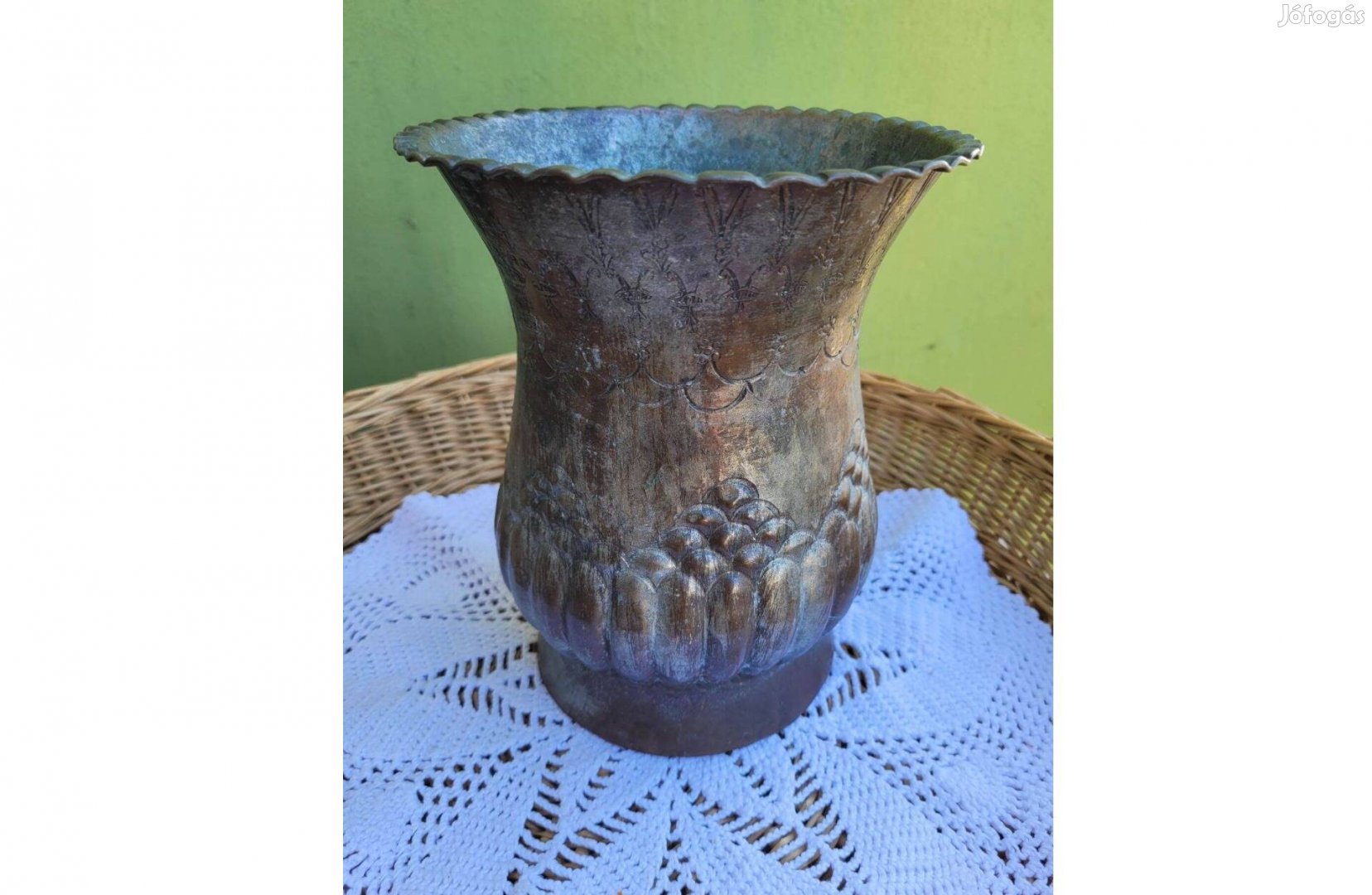 Régi réz vésett és dombor mintás váza, kaspó