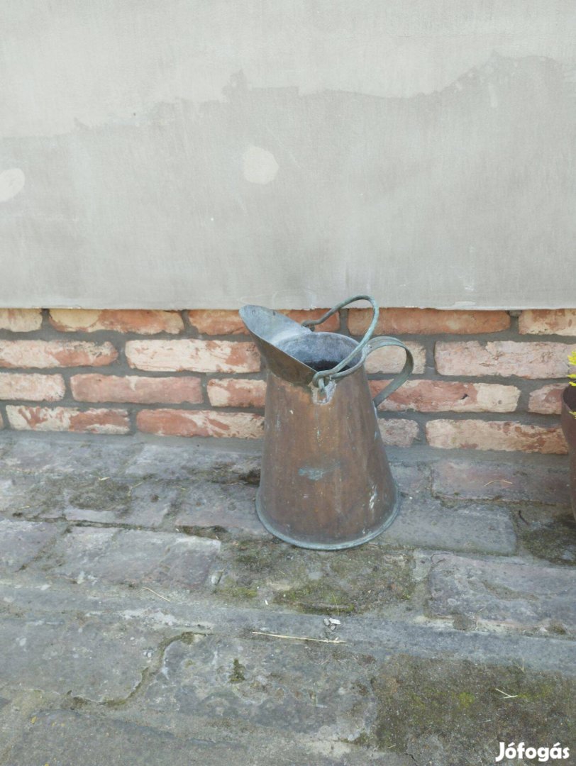 Régi rézből készűlt olajos kanna