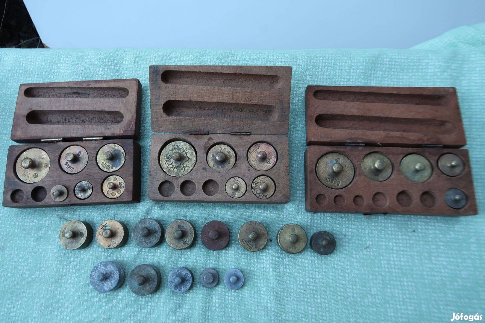 Régi rézsúlyok dobozaikban plusz súlyokkal egyben
