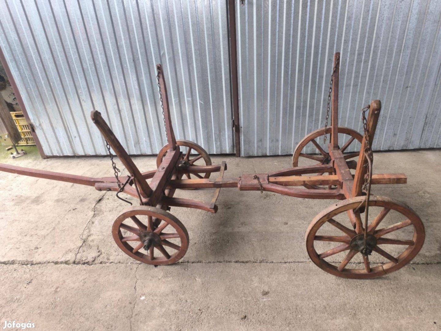 Régi rönkhúzó kis szekér