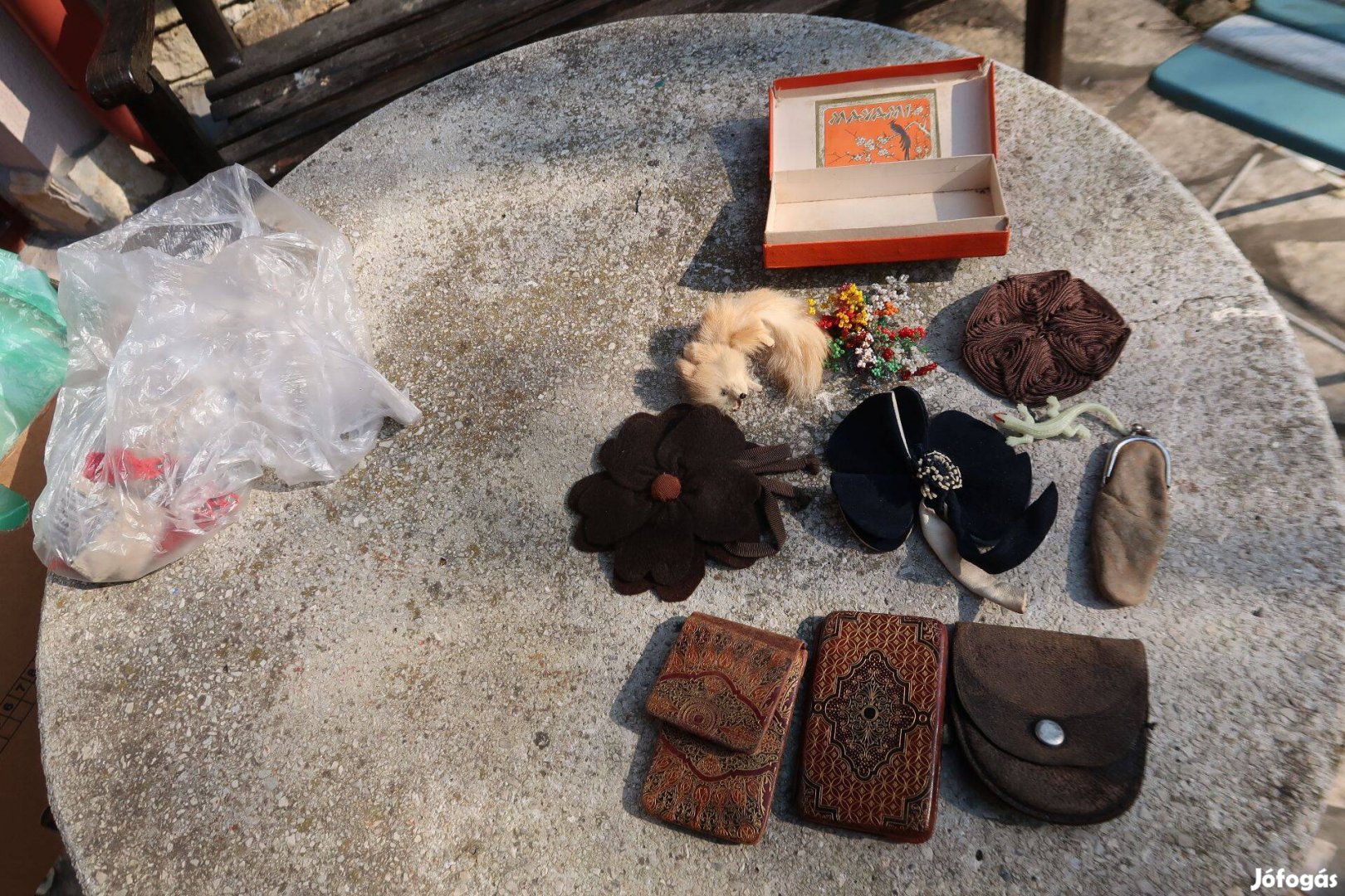 Régi ruhakitűző brossok és bőr tasakok egyben