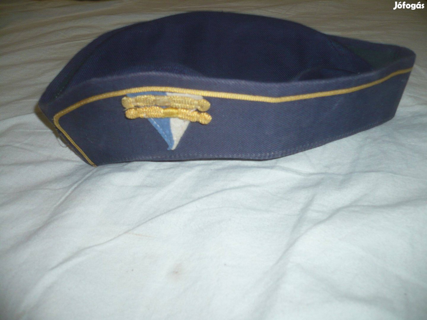 Régi sapka jelzéssel