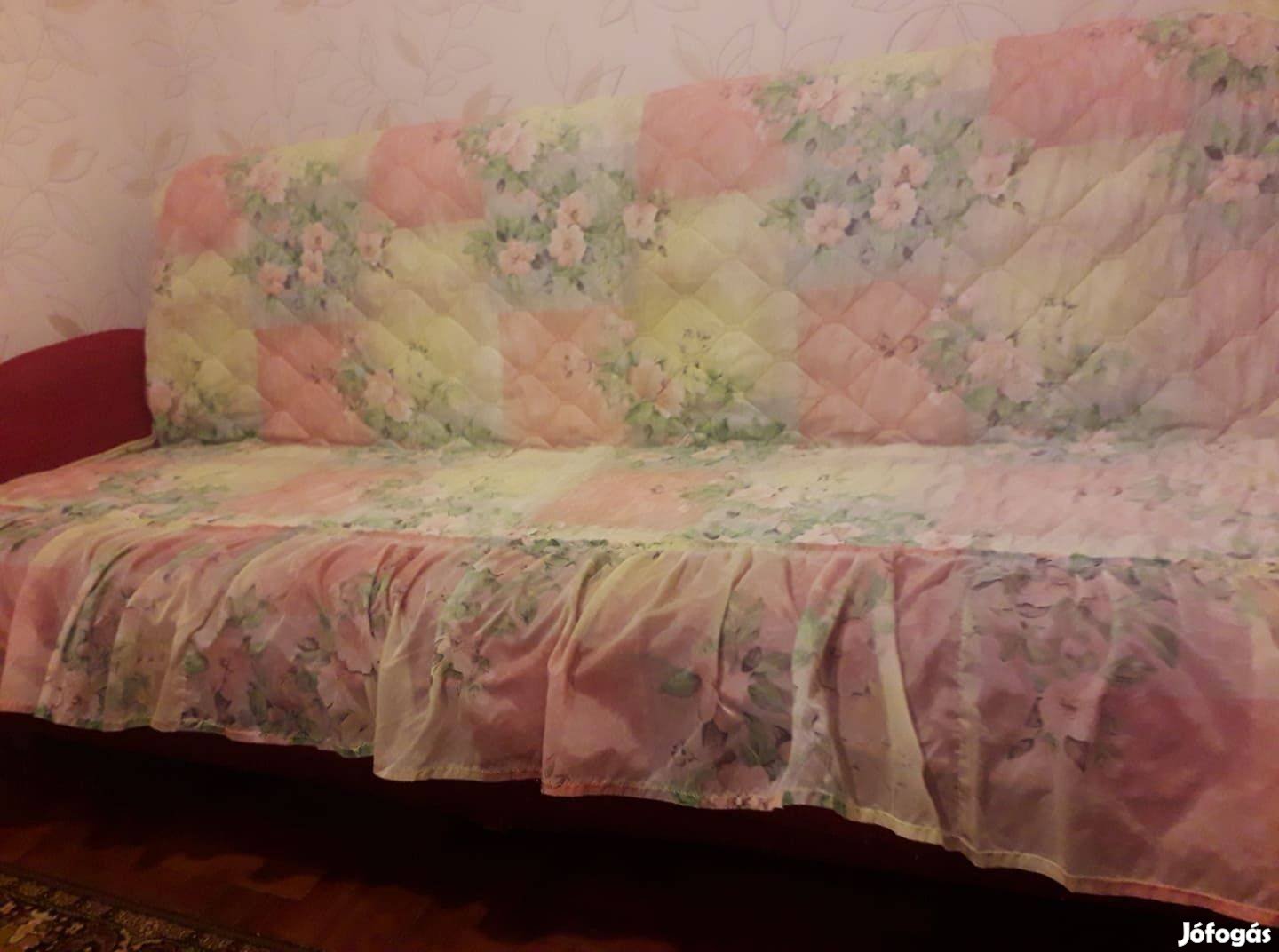 Régi stílusú, fodros aljú, virágmintás szép ágytakaró
