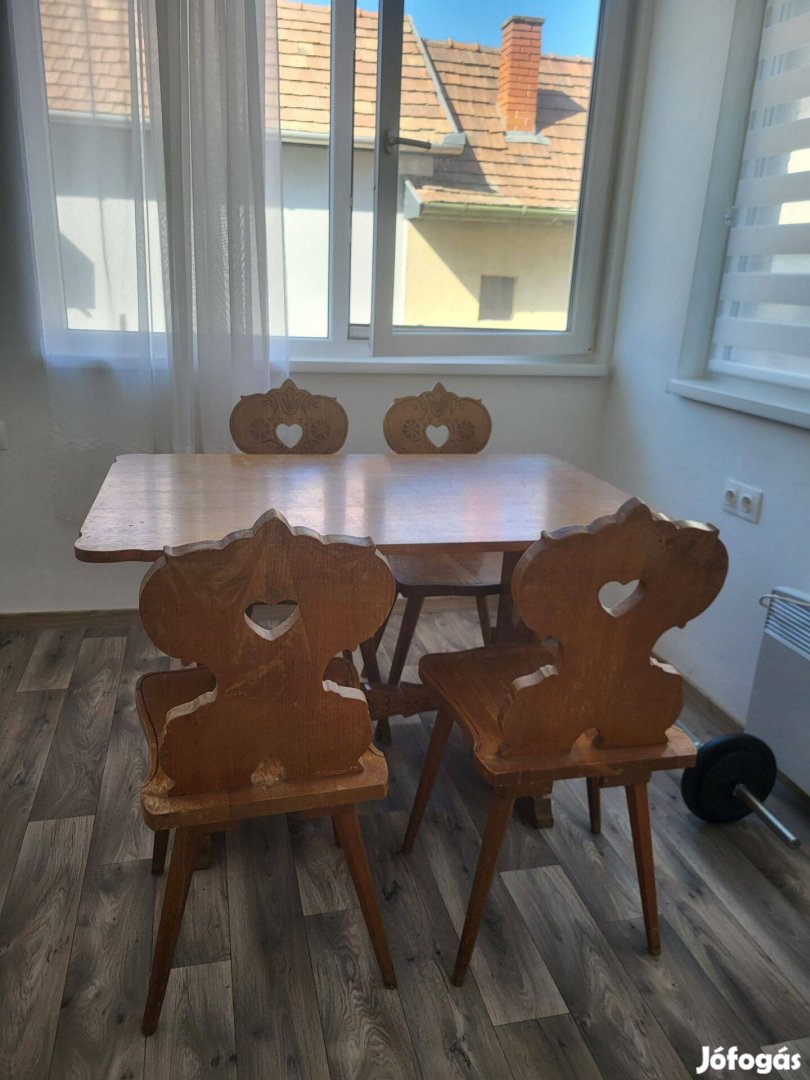 Régi stílusú asztal eladó 4 székkel