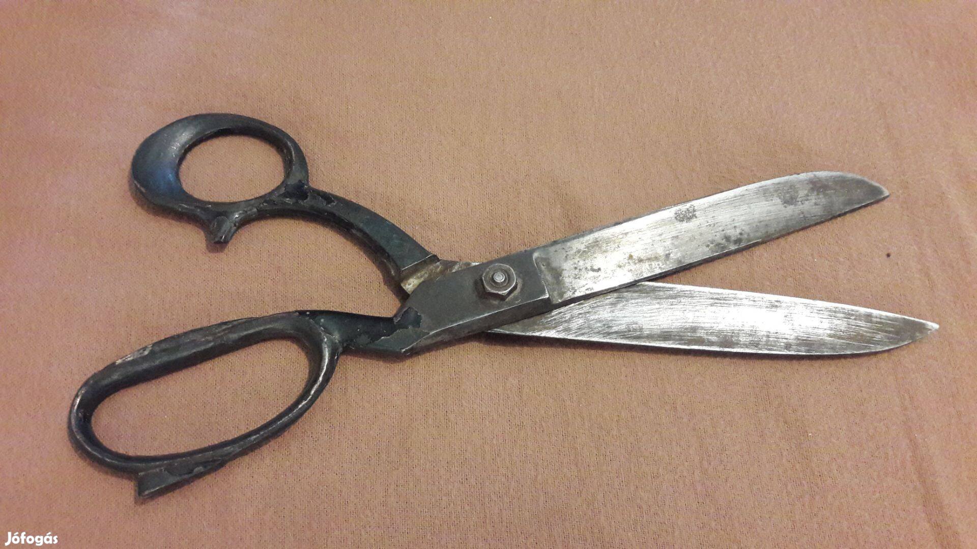 Régi szabászolló eladó a képen látható állapotban!