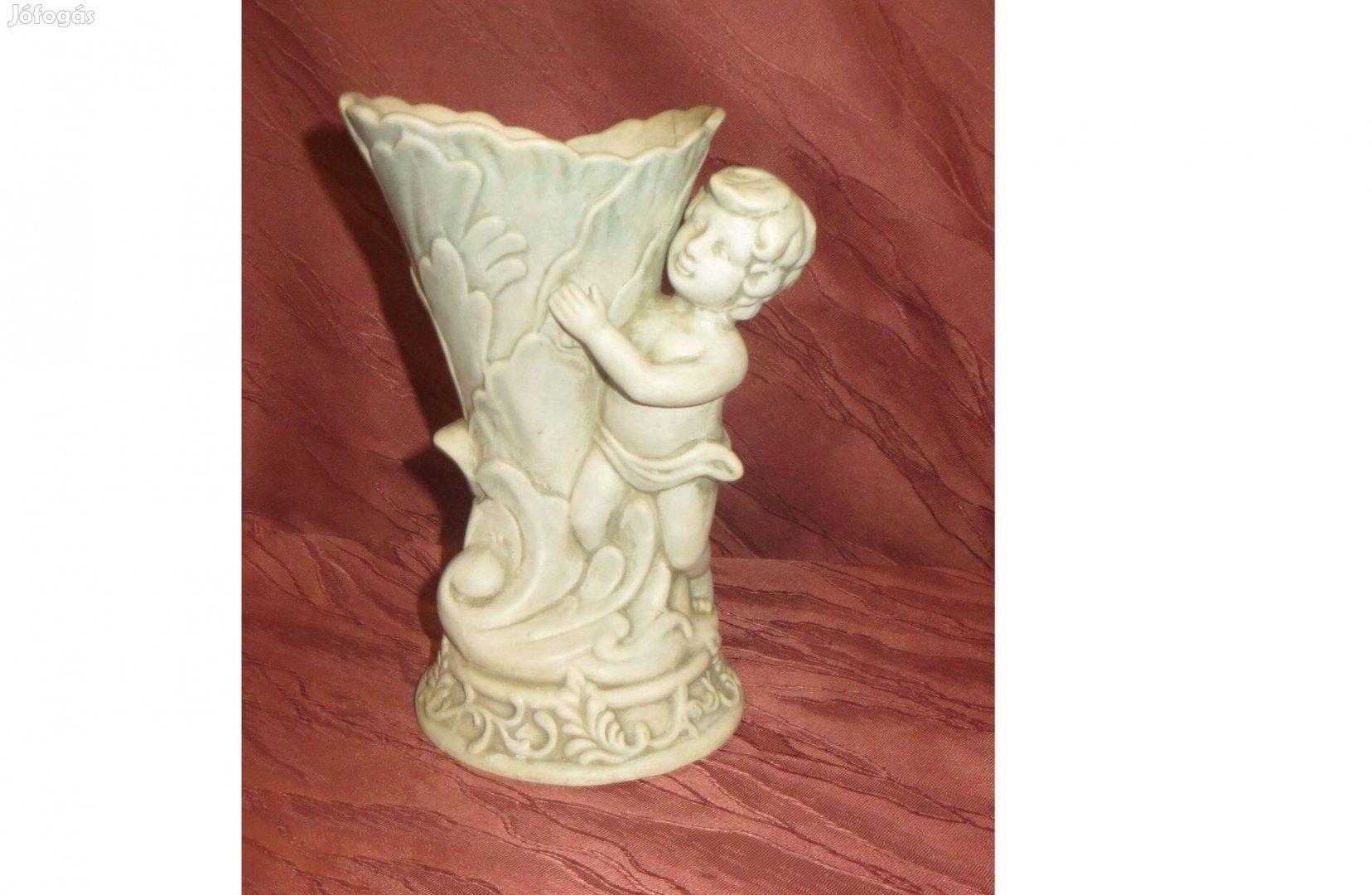 Régi szecessziós stílusú váza amelyet egy puttó gyermekalak