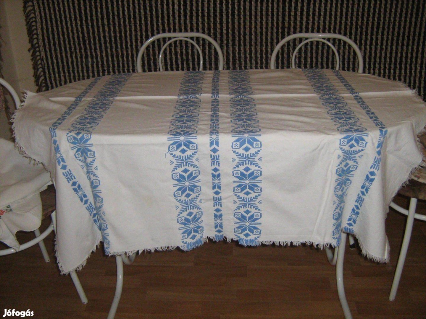 Régi székelymintás hímzett asztalterítő erős darócvászon 130x140