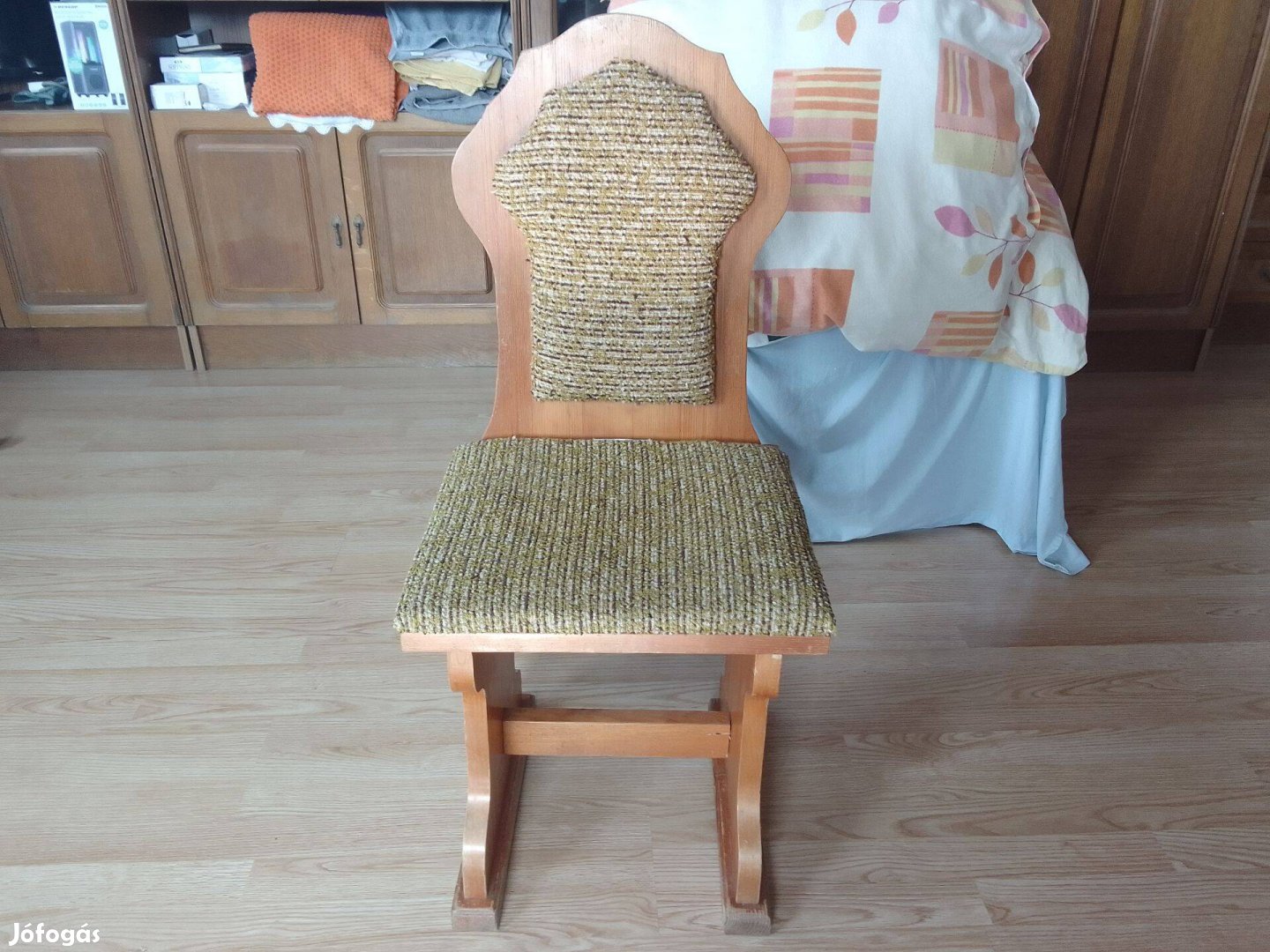 Régi szép és jó állapotú faragott kárpitozott nehéz keményfa szék