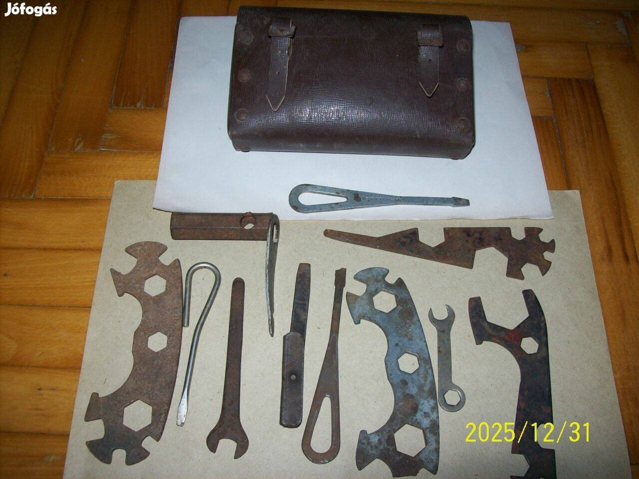 Régi szerszámos műbőr bicikli táska 12 db szerszámmal