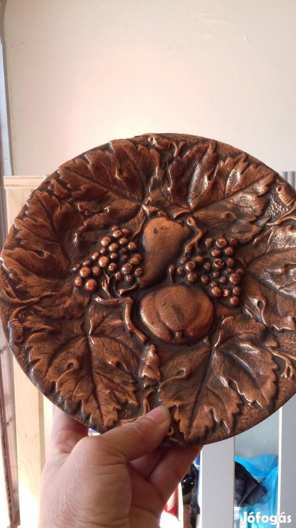 Régi tömör vörös réz domborműves gyümölcs mintás fali tányér