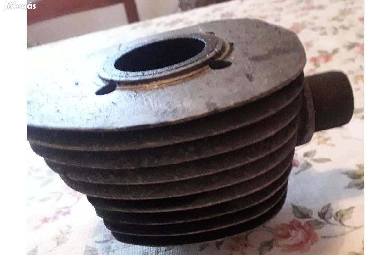 Régi veterán motorhoz való henger