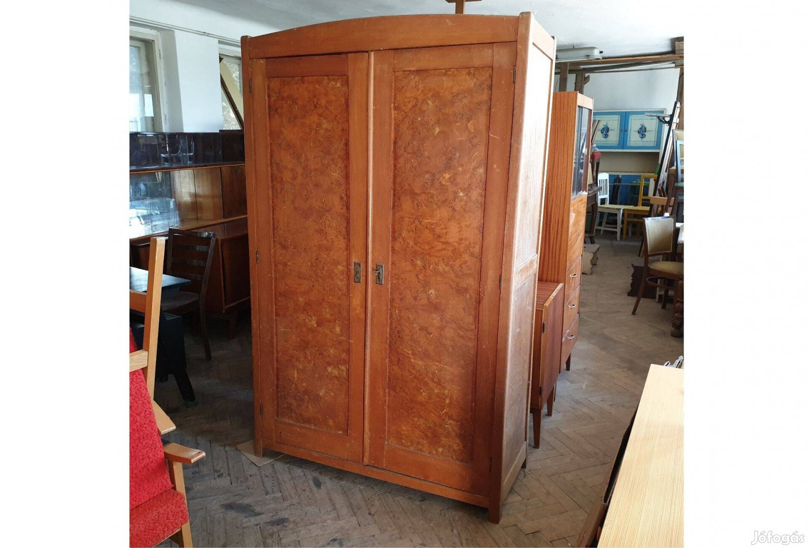 Régi vintage kétajtós fiókos szekrény vékony fa ruhásszekrény