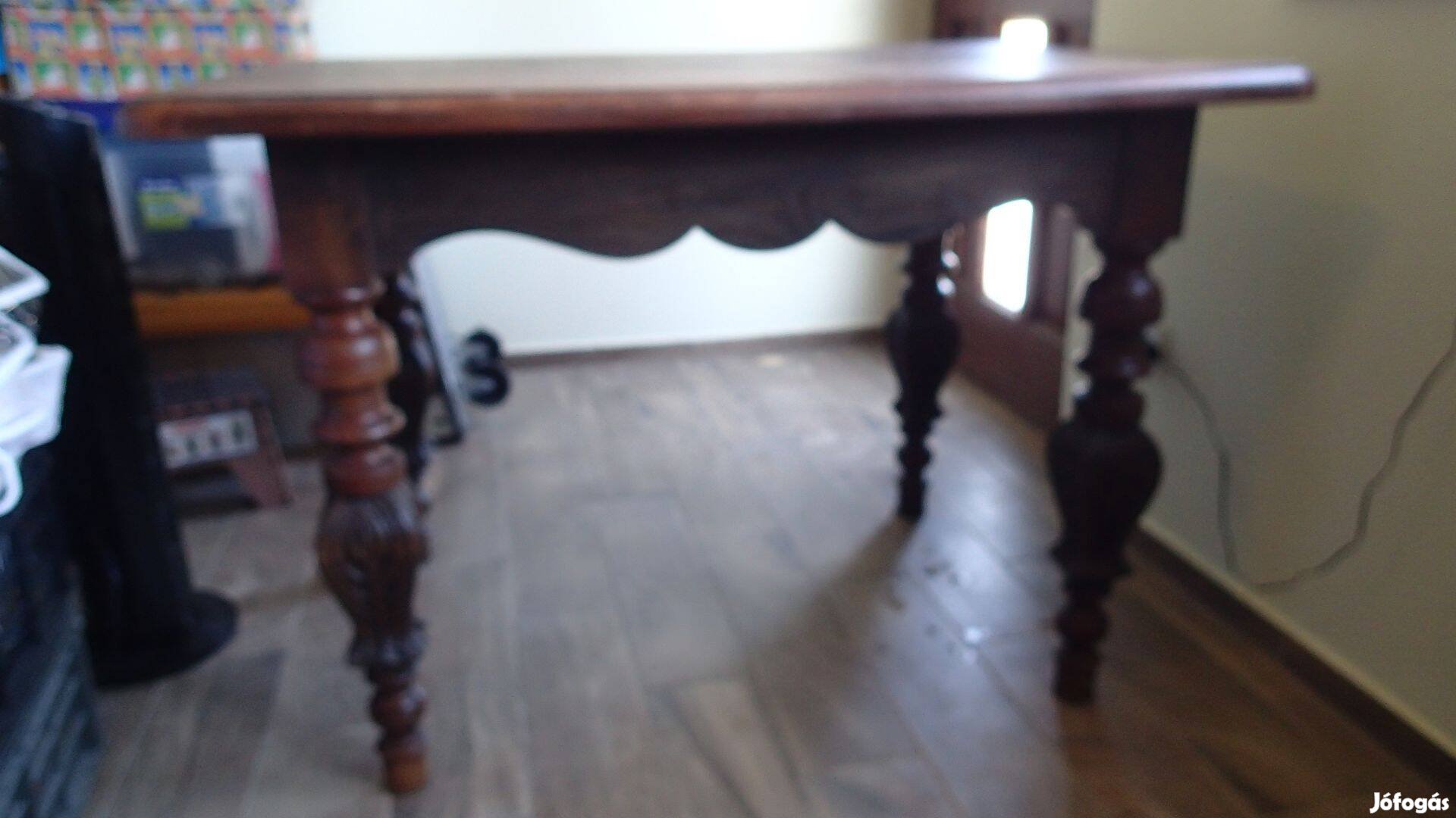 Régies, egyedi gyártású faragott lábú asztal