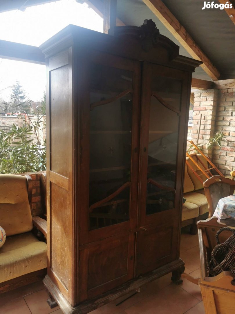 Régiség! Neobarokk kétajtós vitrines szekrény eladó Győrben.