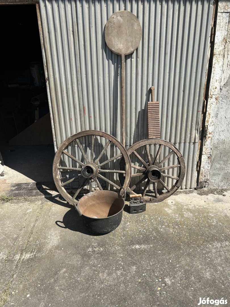 Régiségek fellelt állapotban eladók.