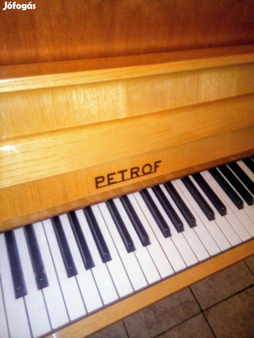 Regular of Petrof 114 Gold Medals Acoustics zongora