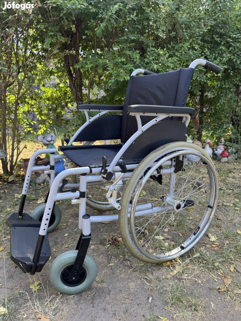 Rehab breezy kerekes szék ( Összecsukaható)