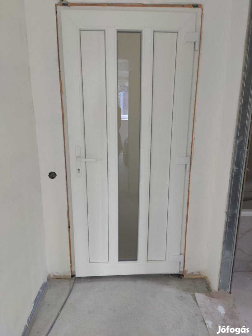 Rehau újszerű bejárati ajtó 98210