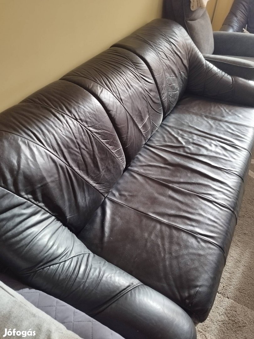 Rekamié valódi bőr huzattal kihúzható ágy betéttel.