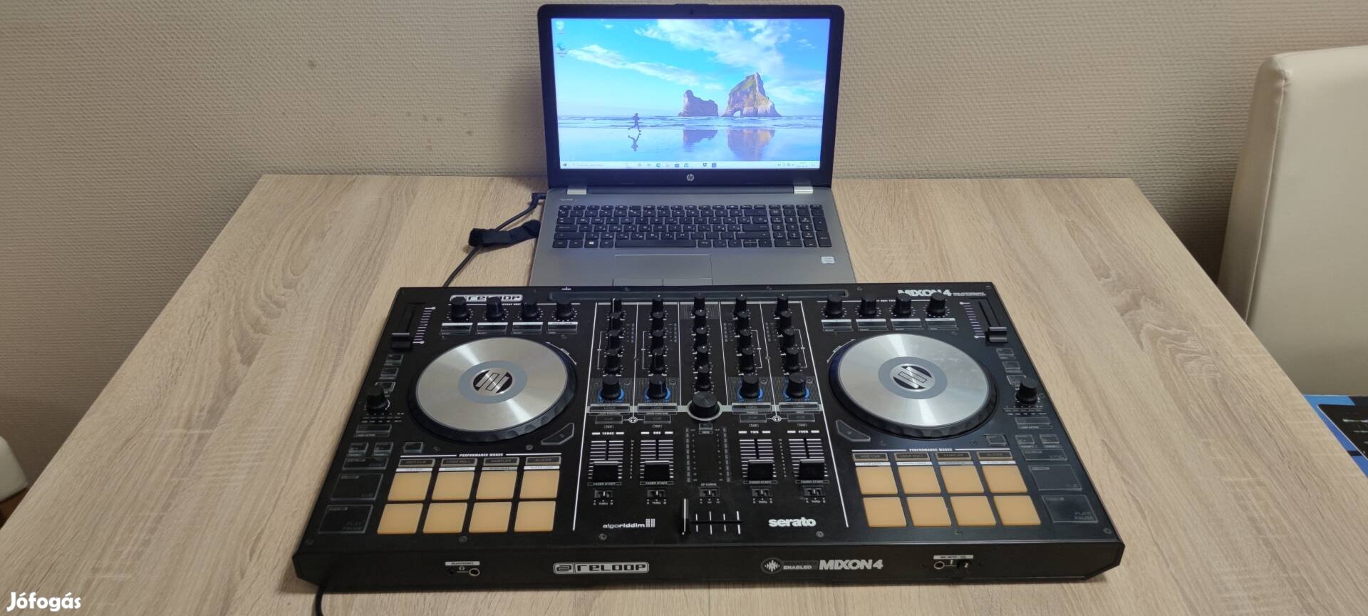 Reloop Mixion 4 dj kontroller, HP 250 G6 laptop