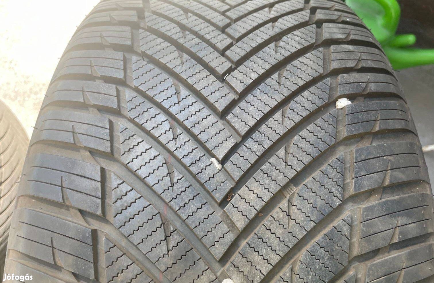 Remek 275/40 R20 gumipár reklámáron minden évszakra is:)