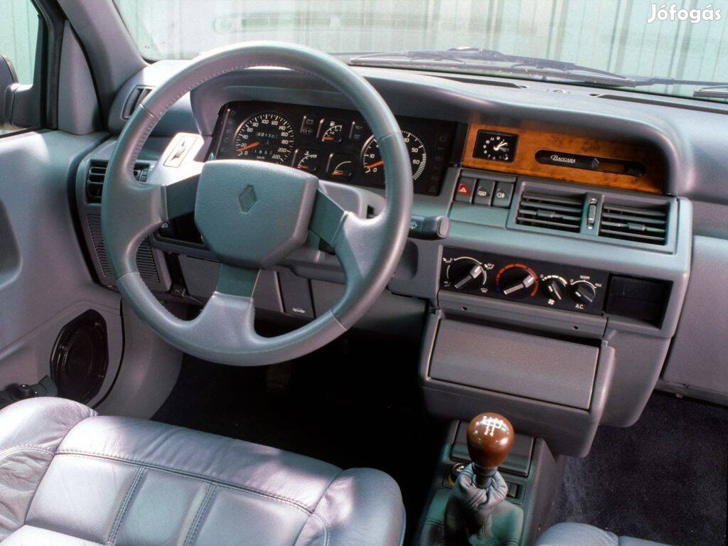 Renault Clio I megmaradt alkatrészek egyben 2000 Ft