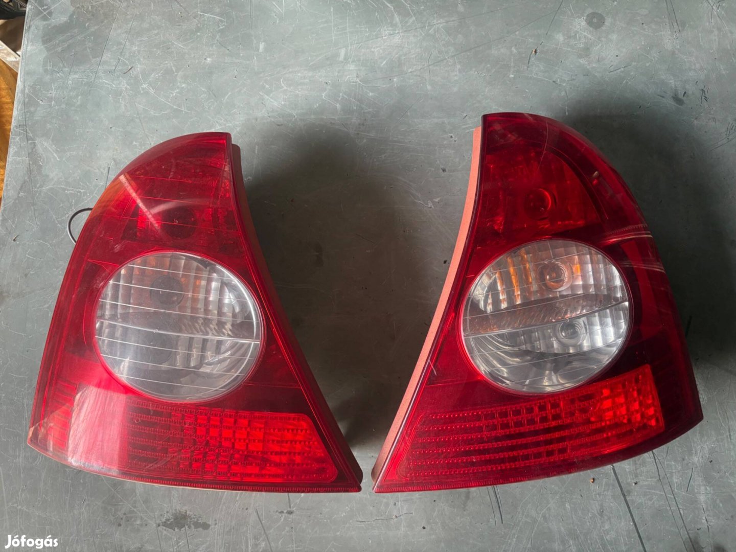 Renault Clio bal hátsó lámpa