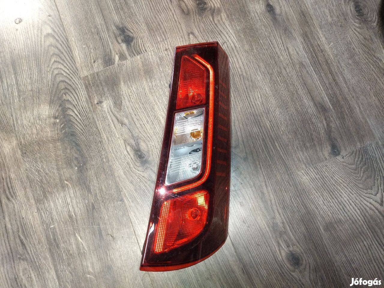 Renault Express 2021- jobb hátsó lámpa. Széle horzsolt