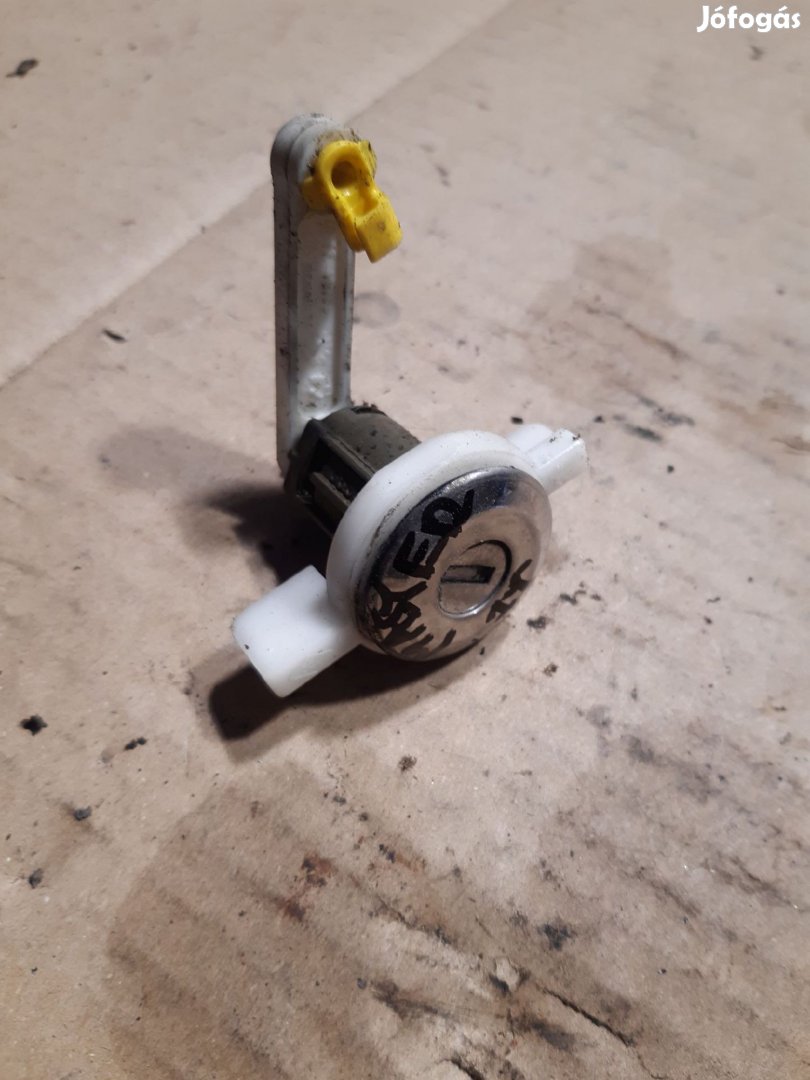 Renault Master Jobb Első Ajtó Zárbetét