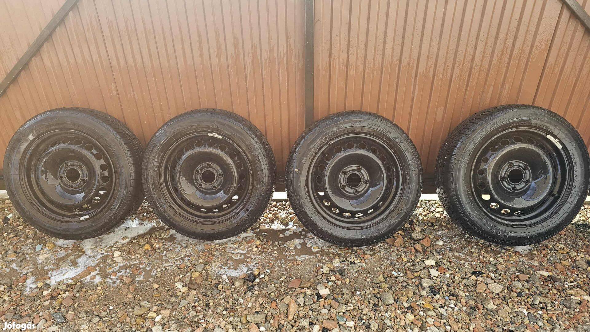 Renault Scenic lemezfelni téligumival eladó