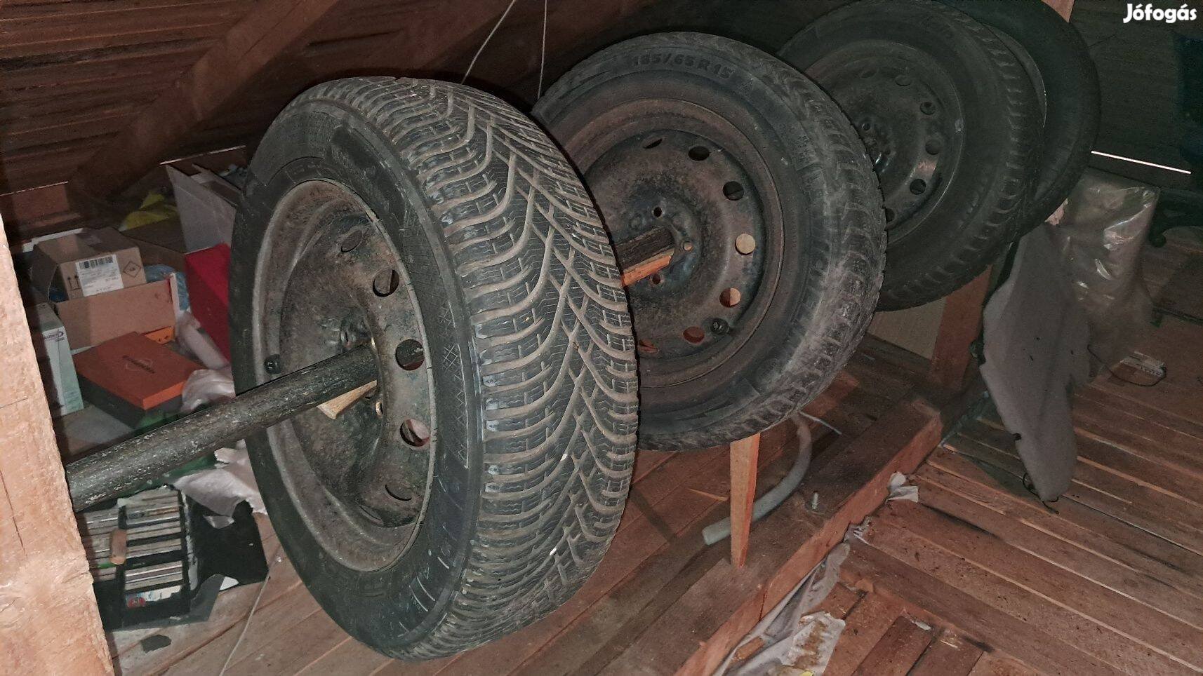 Renault Scenic téli gumikészlet (185/65*R15) felnire szerelve