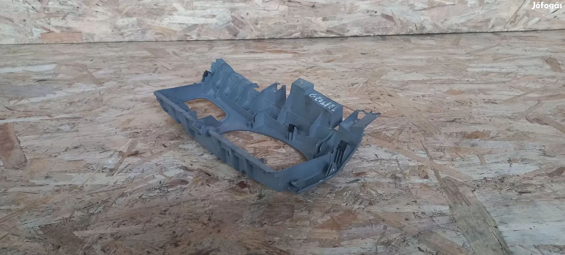 Renault TRAFIC 01- Műszerfal középső kapcsoló körüli