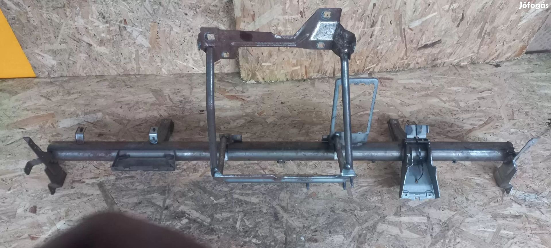 Renault TRAFIC 01-től Első műszerfal párna héj tartó vas