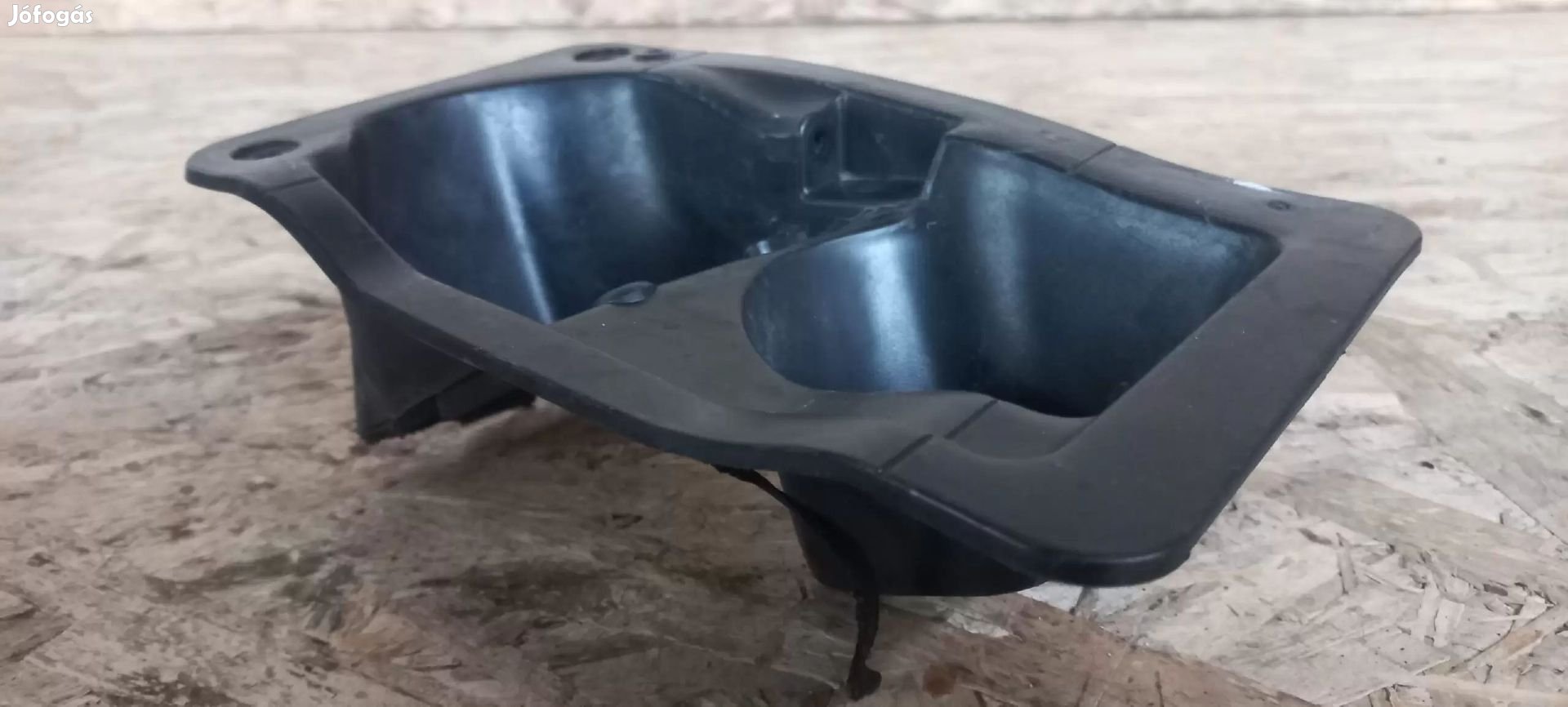 Renault TRAFIC 01-től üzemanyagcső beöntő tanksapka körüli