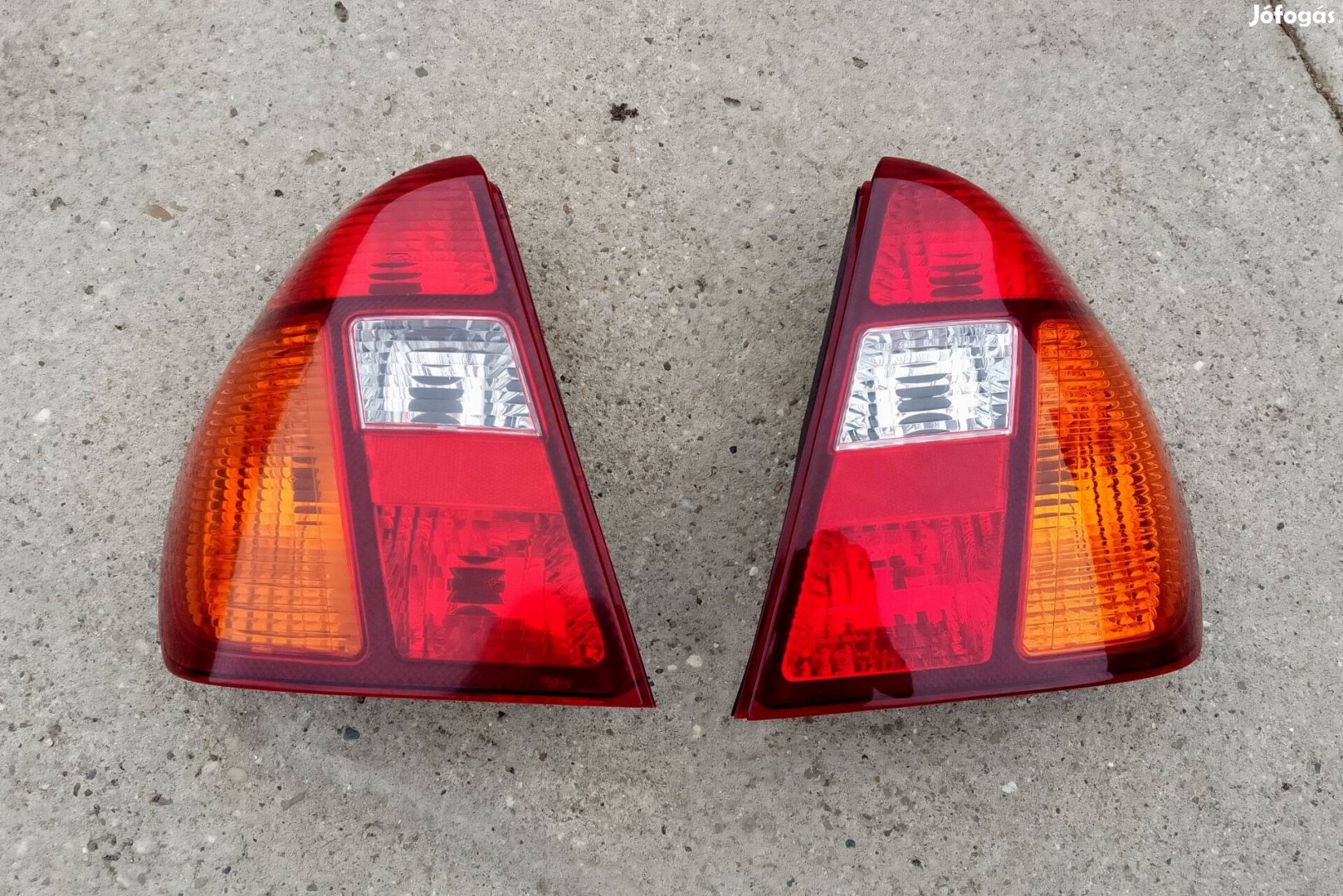 Renault Thalia, hibátlan hátsó lámpa. 7000.-/db
