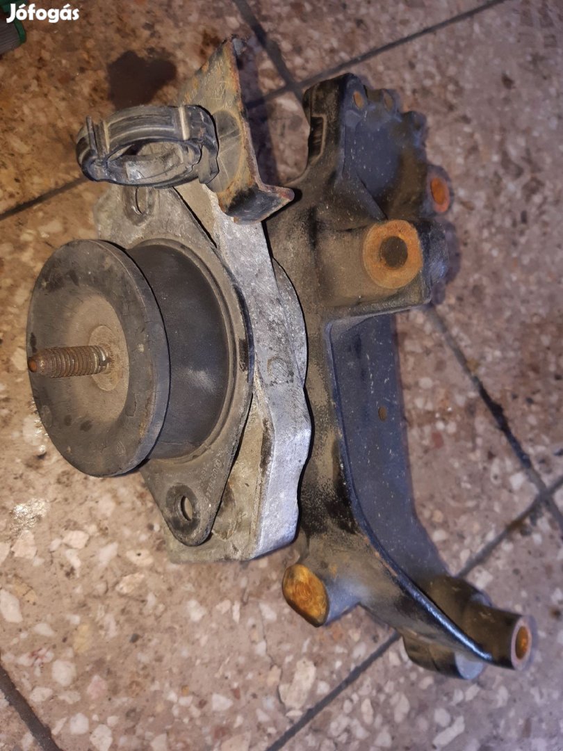 Renault Trafic Motortartó Bak
