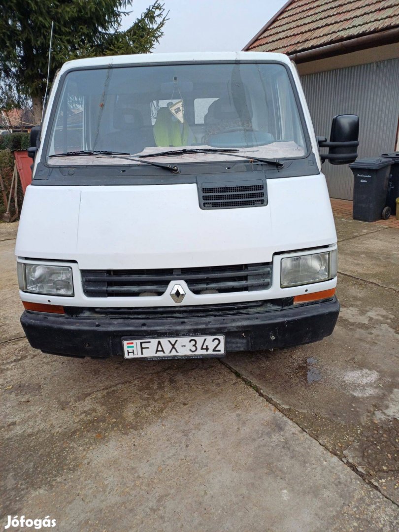 Renault Trafic kisteherautó