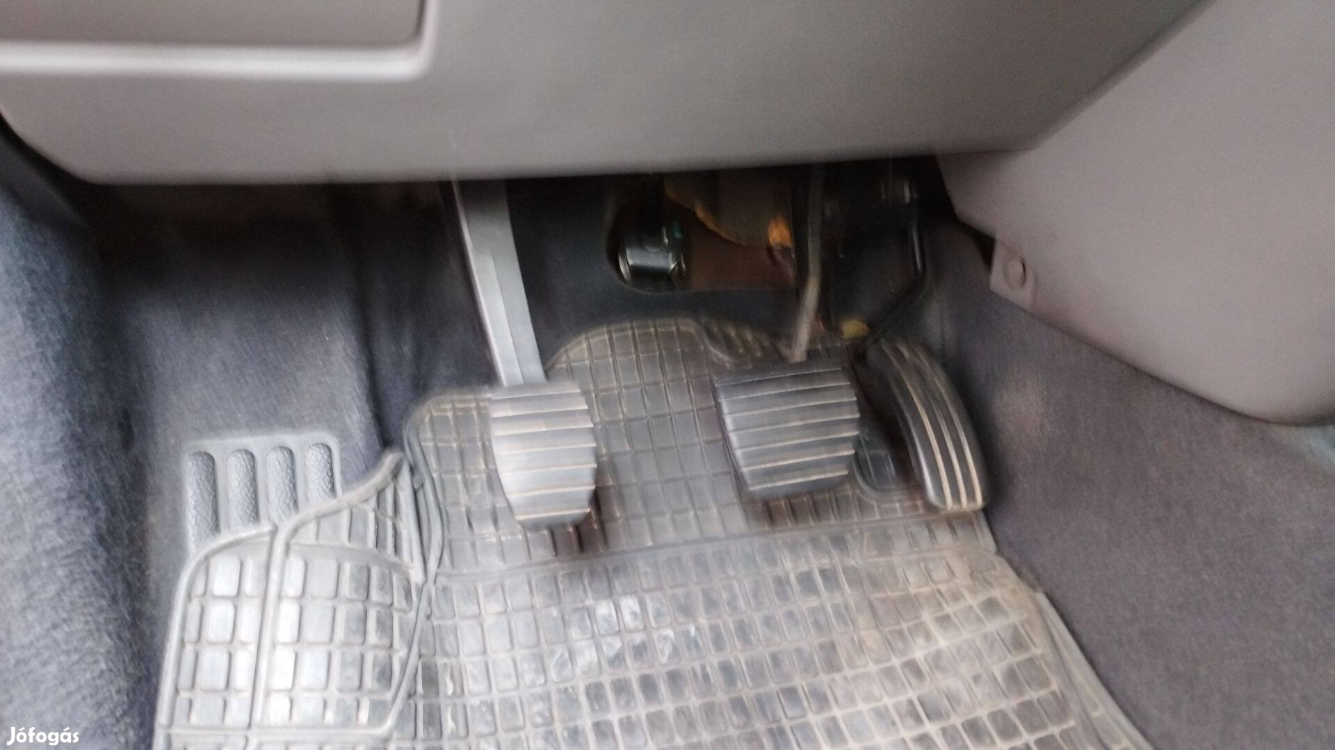Renault kuplungpedál és fékpedál gumi 1000 Ft/pár 8200183752