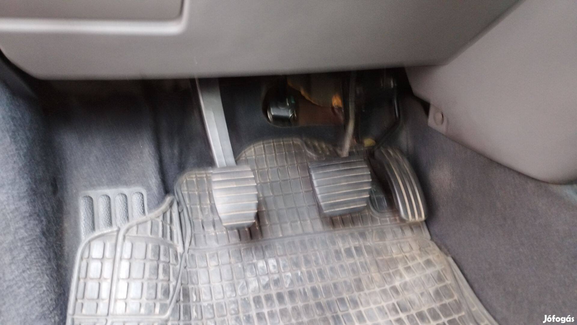 Renault kuplungpedál és fékpedál gumi 8200183752