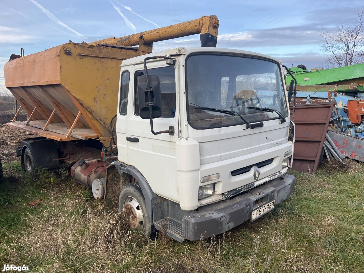 Renault tápos felépítménnyel 