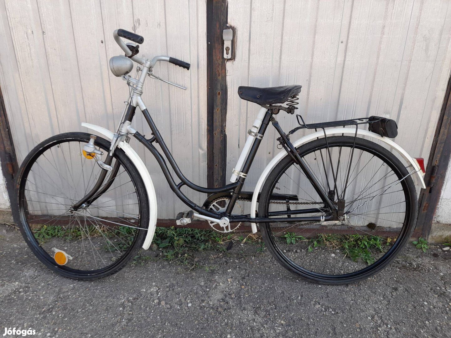Rendbehozott 28-os hajlított vázas női veterán kerékpár