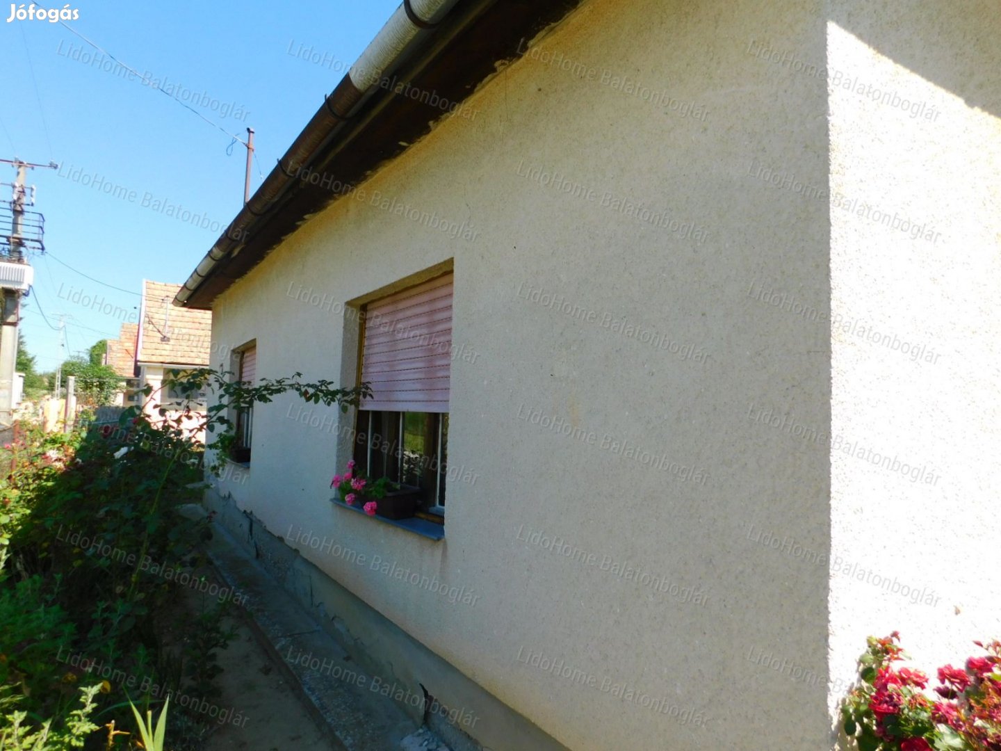 Rendes udvar, csendes utca, lakóház!