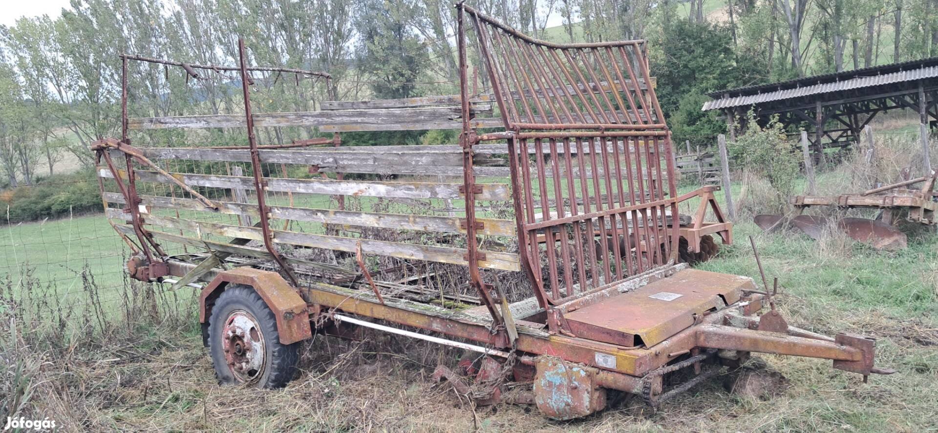 Rendfelszedő pótkocsi