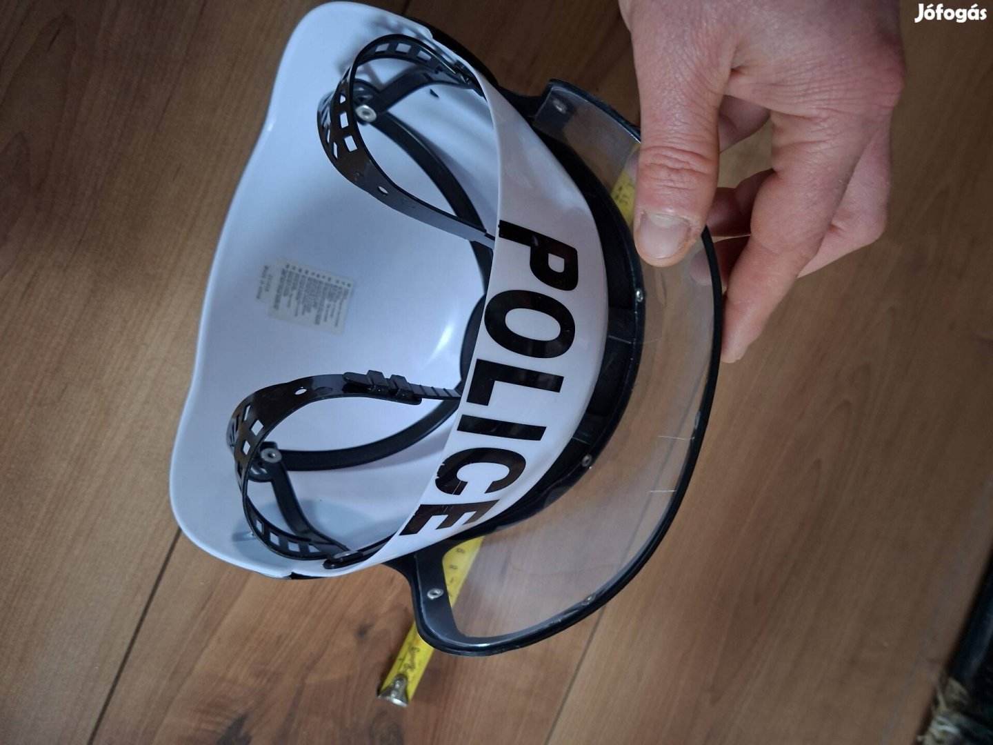 Rendőrjelmez sisak, mellény, adóvevő