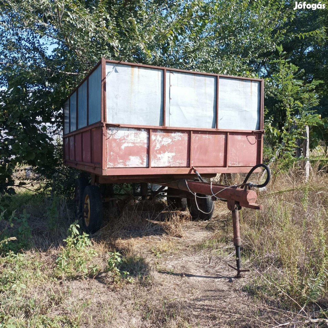 Rendszám nélküli pótkocsi